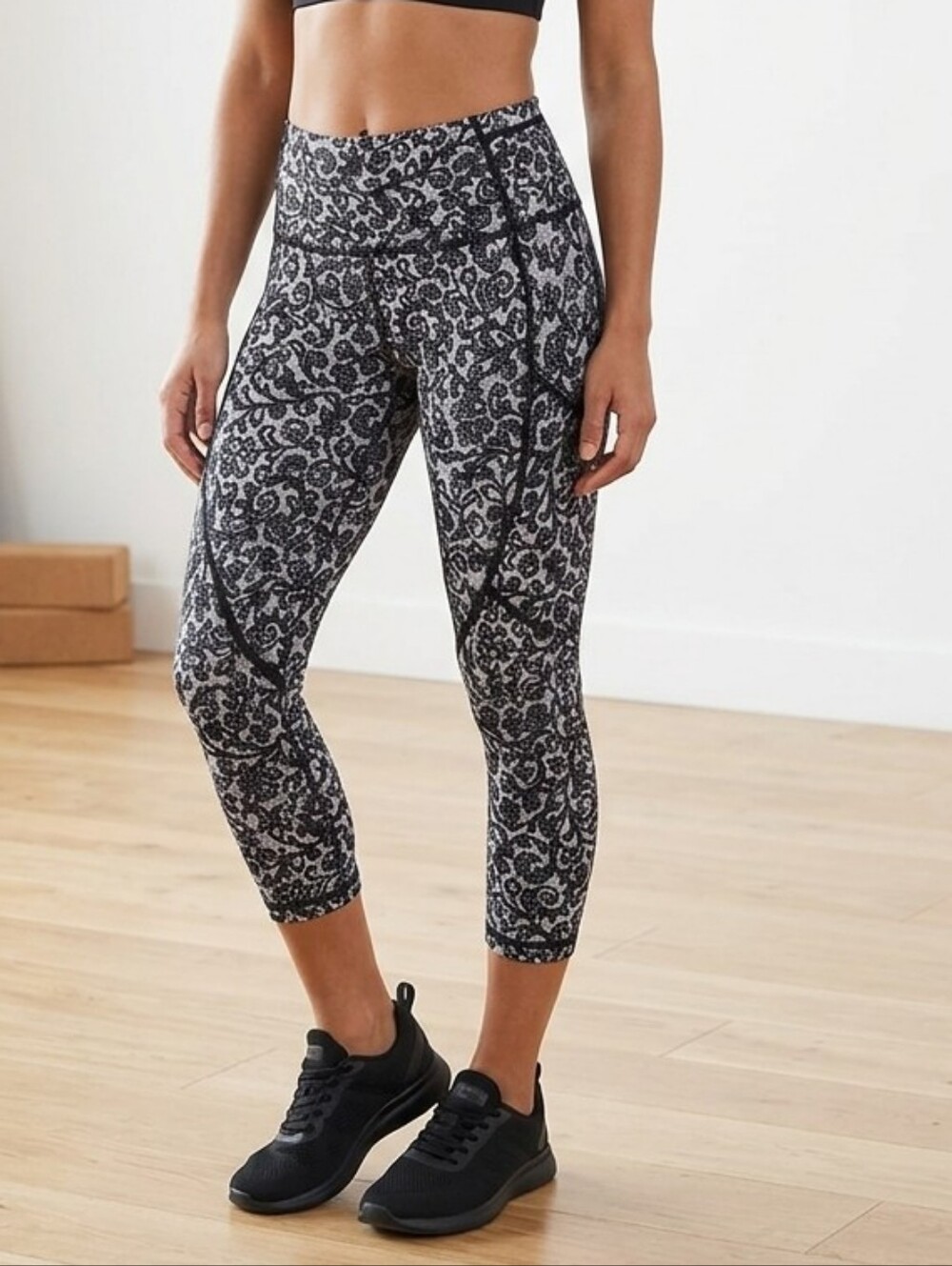 Lululemon Outrun Crop Leggings Mini Cinder Lace Black White Size 8  fits M